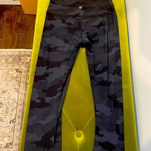 Size 6 lululemon camouflage leggings. 25” moderately used.  Slight pilling.